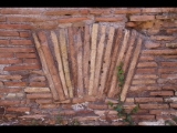 00889 ostia - regio ii - insula iv - terme di nettuno (ii,iv,2) - raum 7 - tepidarium - suedseite - detail - 06-2022.jpg